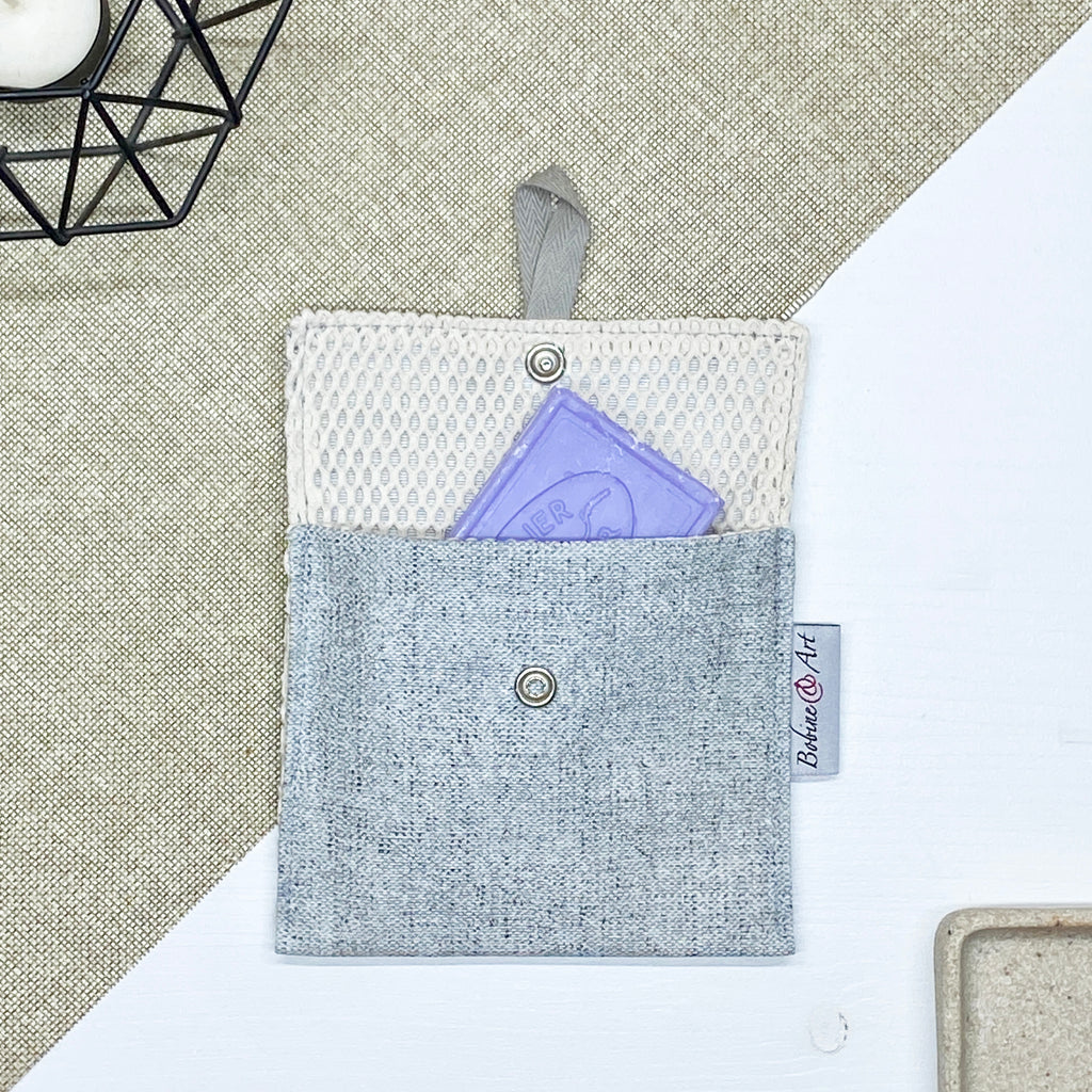 Porte-savon nomade imperméable gris clair pour savon solide fabriqué en France