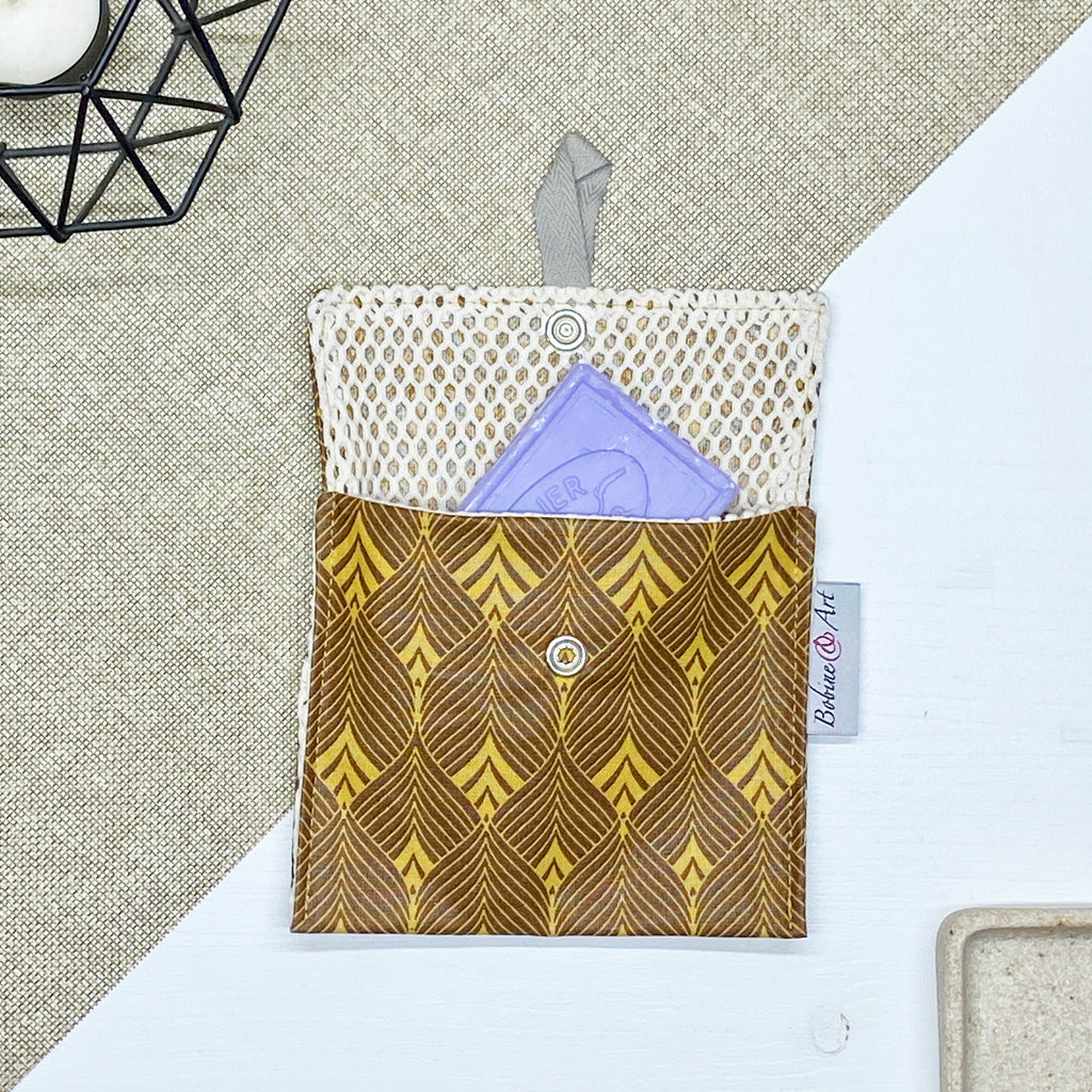 Porte-savon nomade imperméable marron pour savon solide fabriqué en France