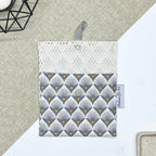 Porte-savon nomade imperméable ouvert avec filet respirant et motif éventails Art déco gris et jaune moutarde sur fond écru, idéal pour transporter, faire sécher et conserver un savon solide lors des déplacements et voyages.