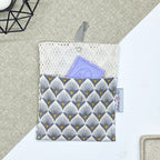 Porte-savon nomade imperméable à motif éventails Art déco gris et jaune moutarde sur fond écru, avec filet respirant et savon solide, idéal pour transporter, faire sécher et conserver un savon solide lors des déplacements et voyages.