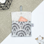 Porte-savon nomade imperméable motif paon gris pour savon solide fabriqué en France