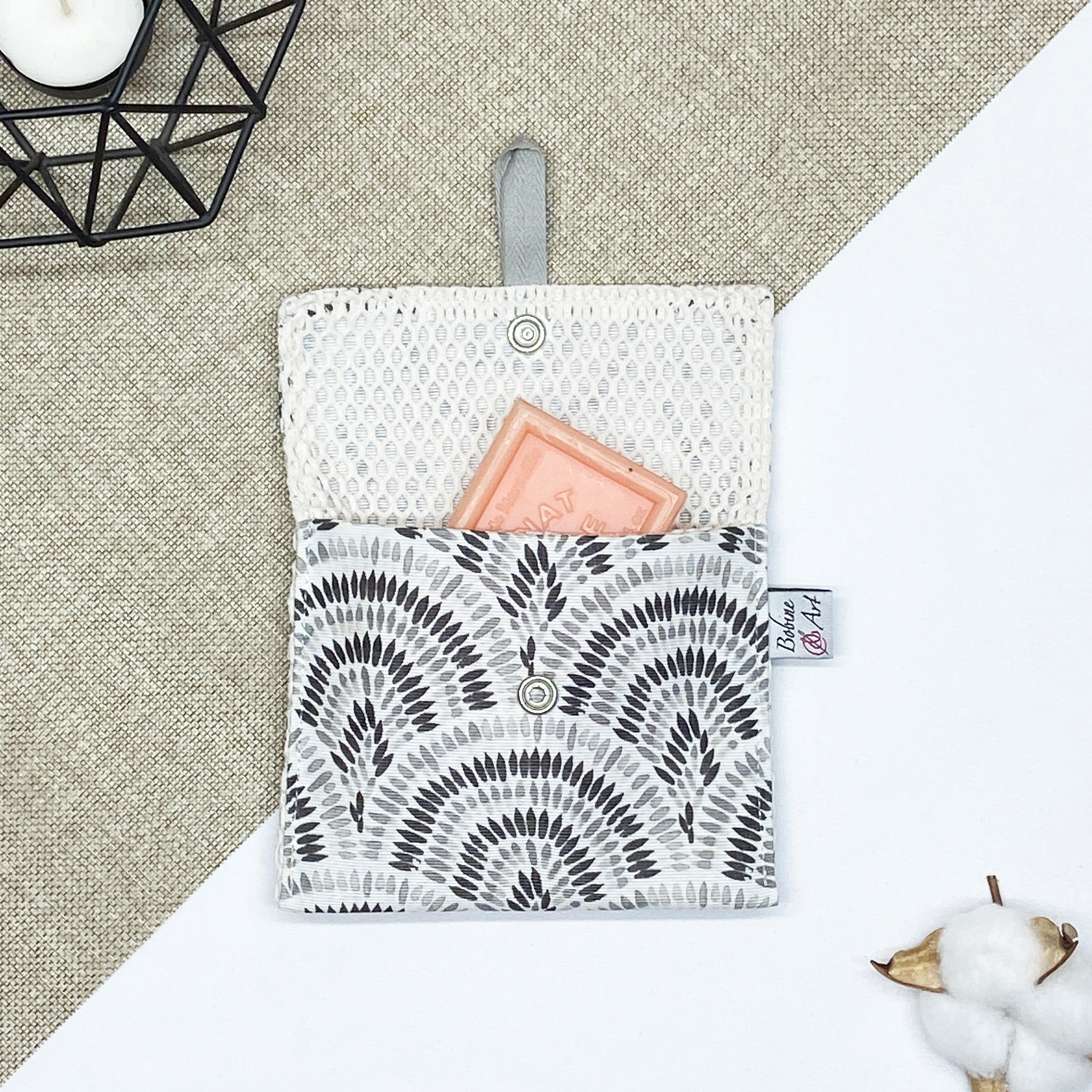 Porte-savon nomade imperméable motif paon gris pour savon solide fabriqué en France
