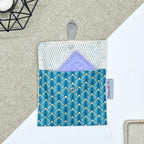 Porte-savon nomade imperméable à motif éventails géométriques bleu canard, vert d’eau et beige avec filet respirant et savon solide, idéal pour transporter, faire sécher et conserver un savon solide lors des déplacements et voyages.