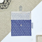 Porte-savon de voyage bleu graphique ouvert en tissu imperméable pour transporter un savon solide