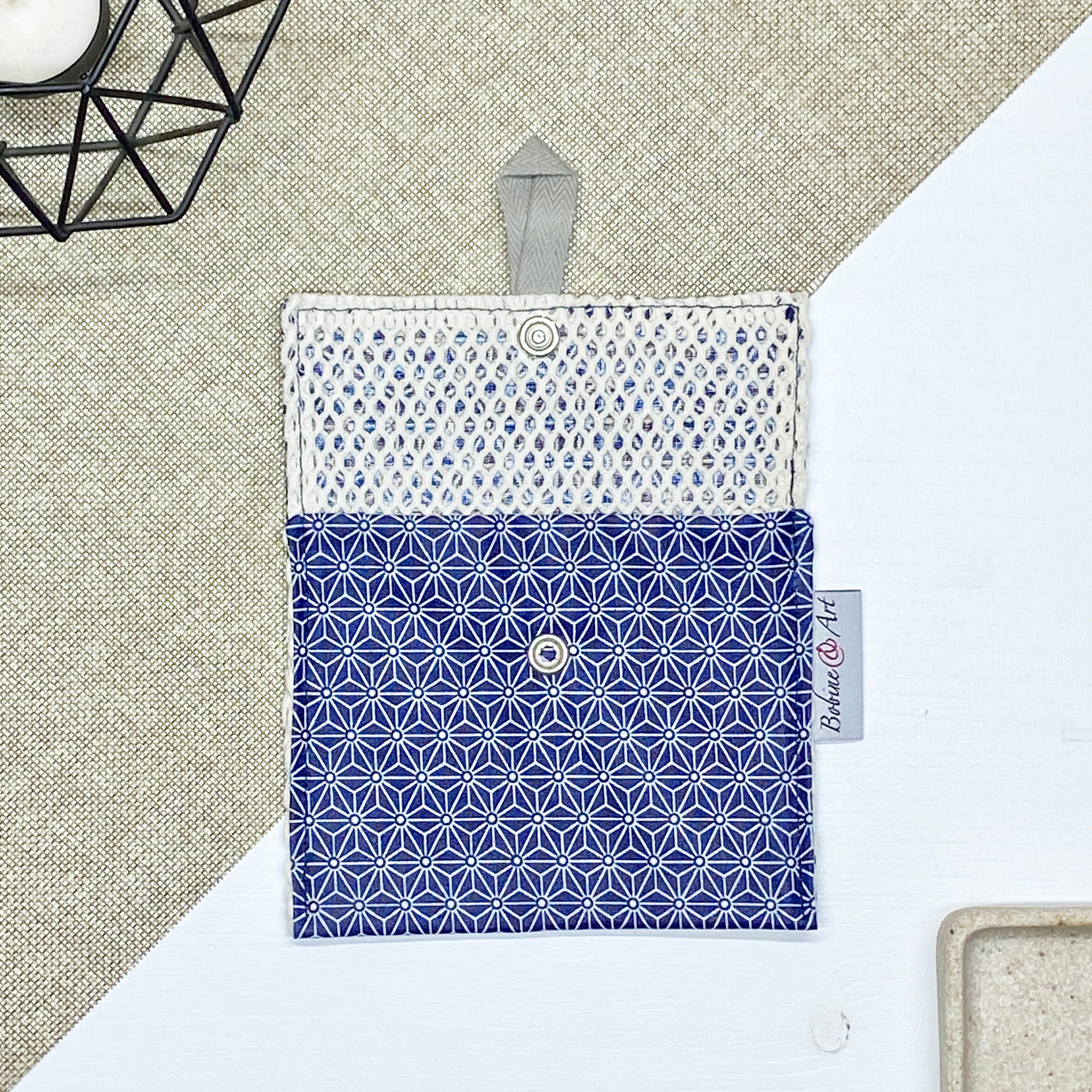 Porte-savon de voyage bleu graphique ouvert en tissu imperméable pour transporter un savon solide