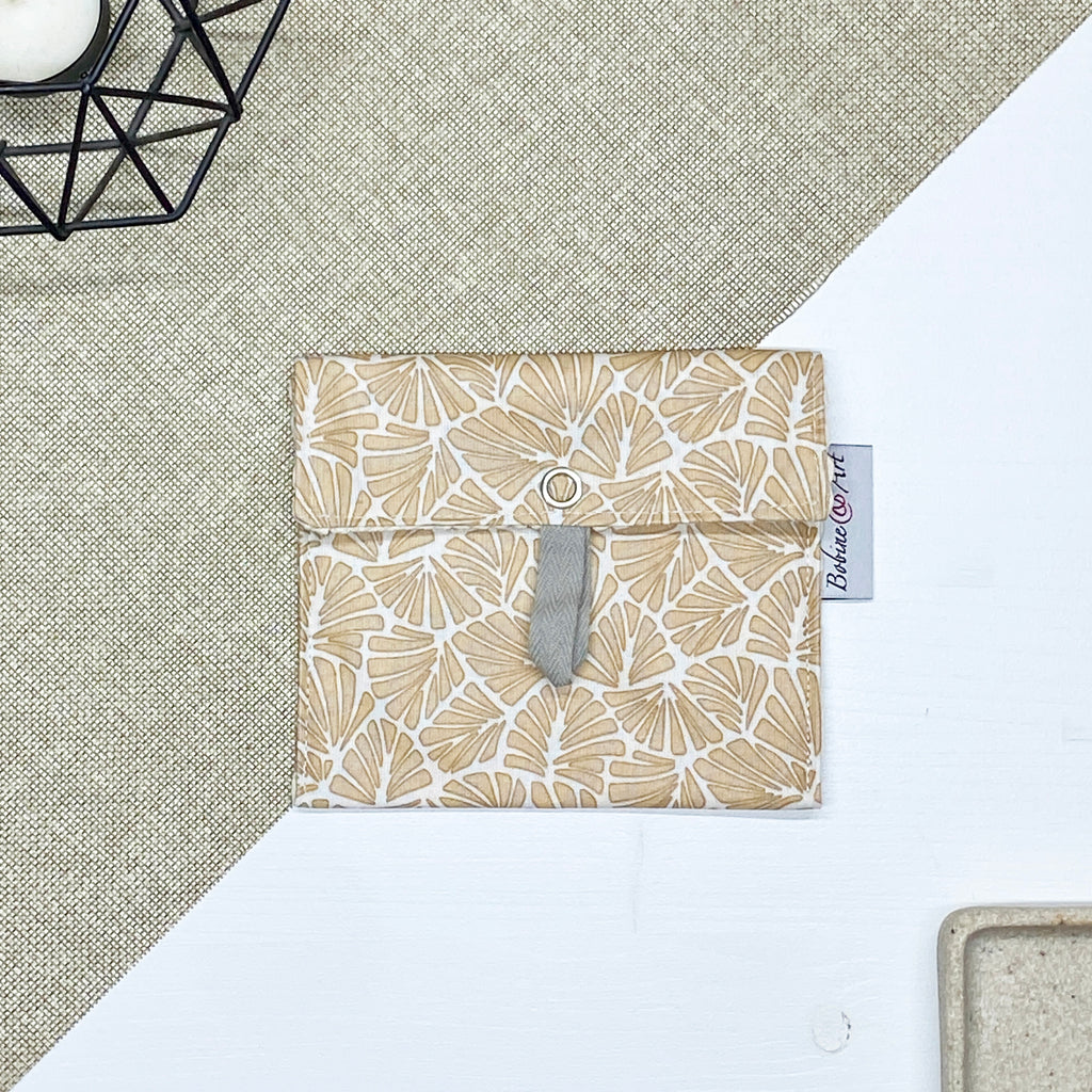 Porte-savon nomade feuillage doré fermé en tissu imperméable pour savon solide
