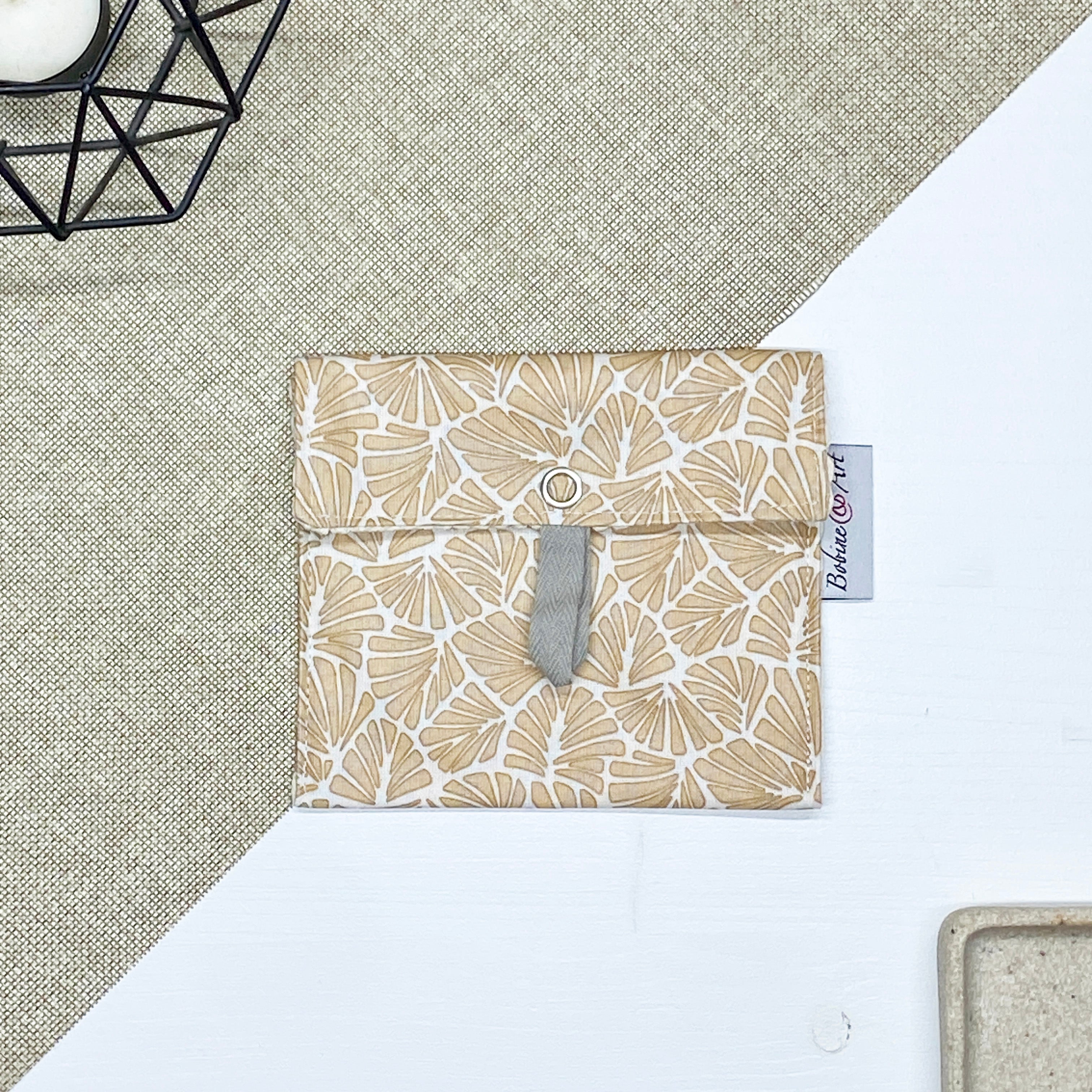 Porte-savon nomade feuillage doré fermé en tissu imperméable pour savon solide