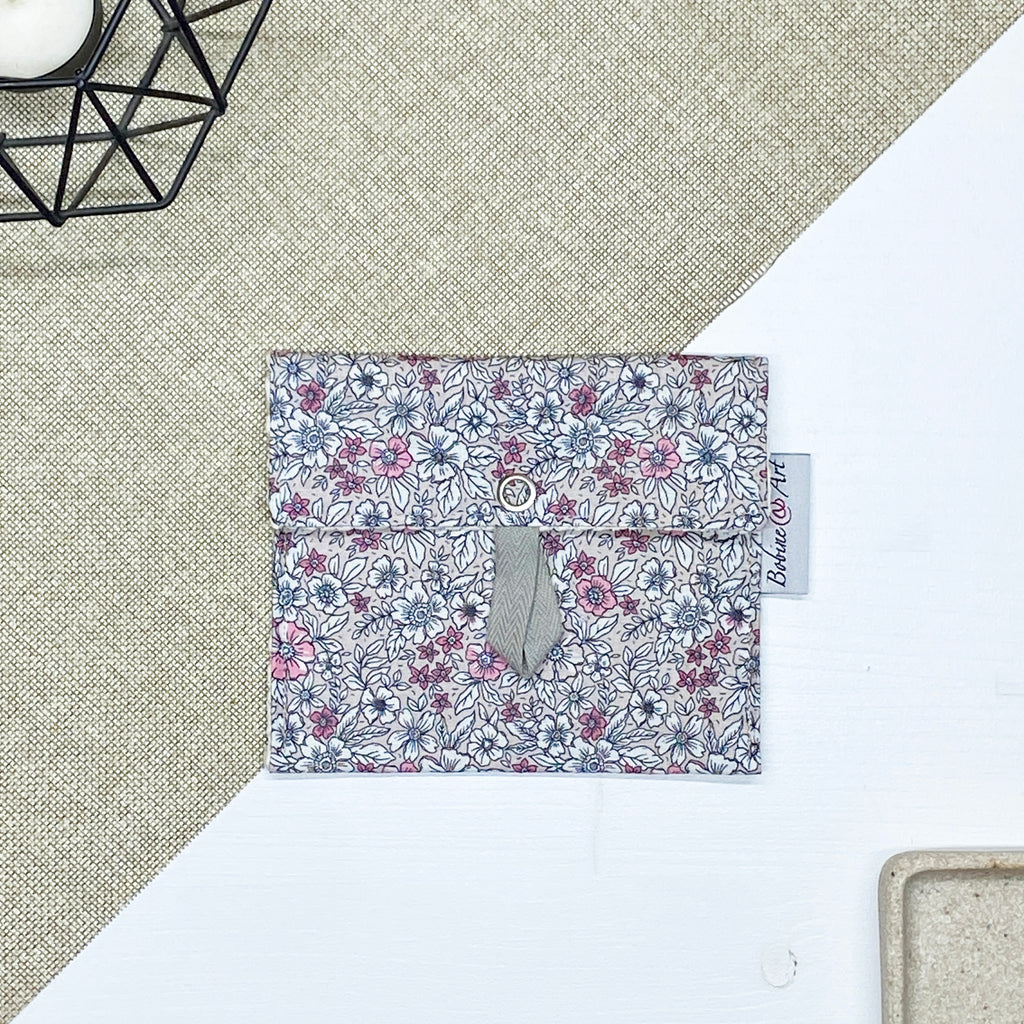 Porte-savon nomade fleur claire fermé en tissu imperméable pour savon solide