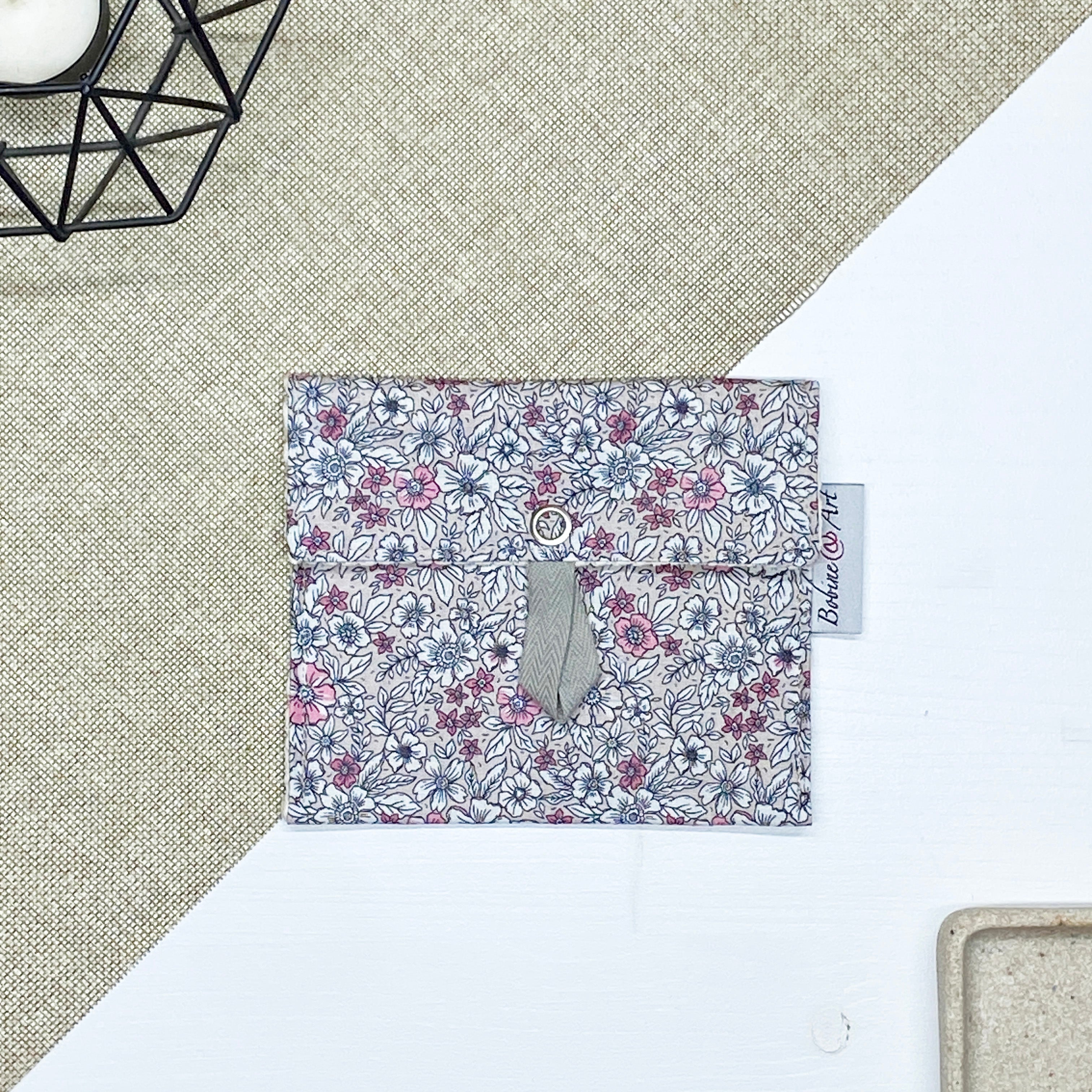 Porte-savon nomade fleur claire fermé en tissu imperméable pour savon solide