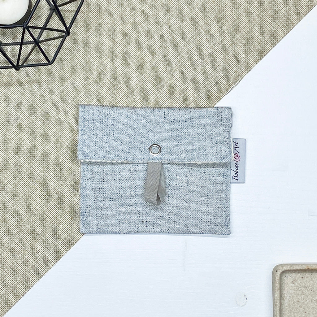 Porte-savon nomade gris clair fermé en tissu imperméable pour savon solide
