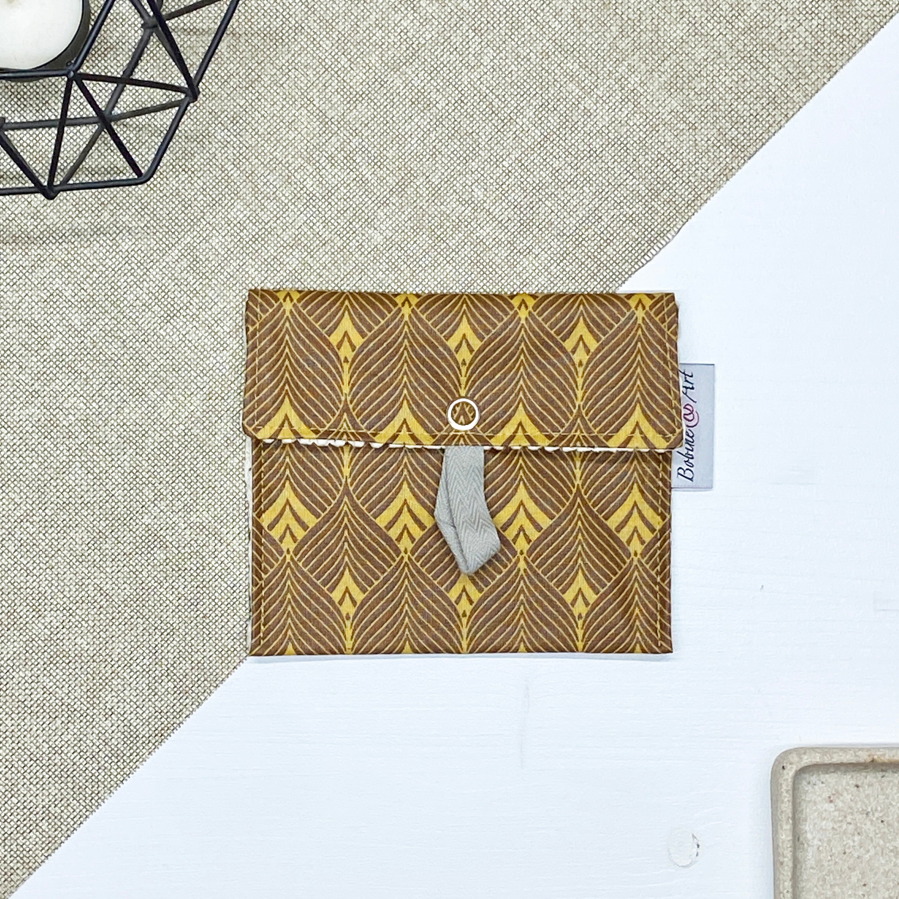 Porte-savon nomade marron fermé en tissu imperméable pour savon solide