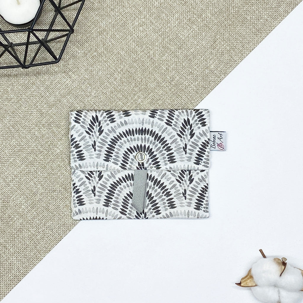 Porte-savon nomade paon gris fermé en tissu imperméable pour savon solide