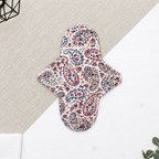 Serviette hygiénique lavable flux abondant à motif cachemire bleu, rouge et beige, protection périodique réutilisable à forte absorption pour un confort optimal au quotidien.