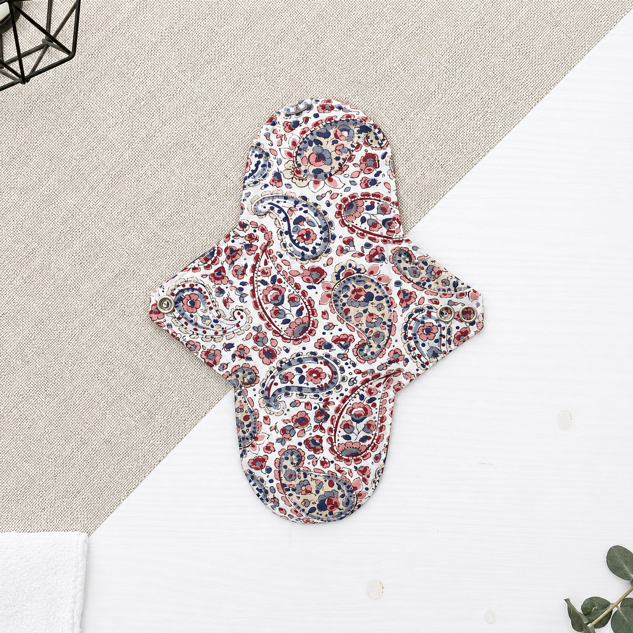 Serviette hygiénique lavable flux abondant à motif cachemire bleu, rouge et beige, protection périodique réutilisable à forte absorption pour un confort optimal au quotidien.