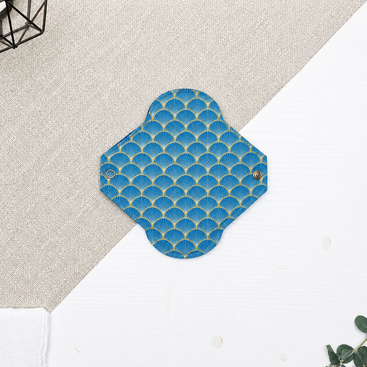 Serviette hygiénique lavable flux léger à motif Art déco bleu et doré, protection périodique réutilisable idéale pour le début ou la fin des règles et les flux légers.
