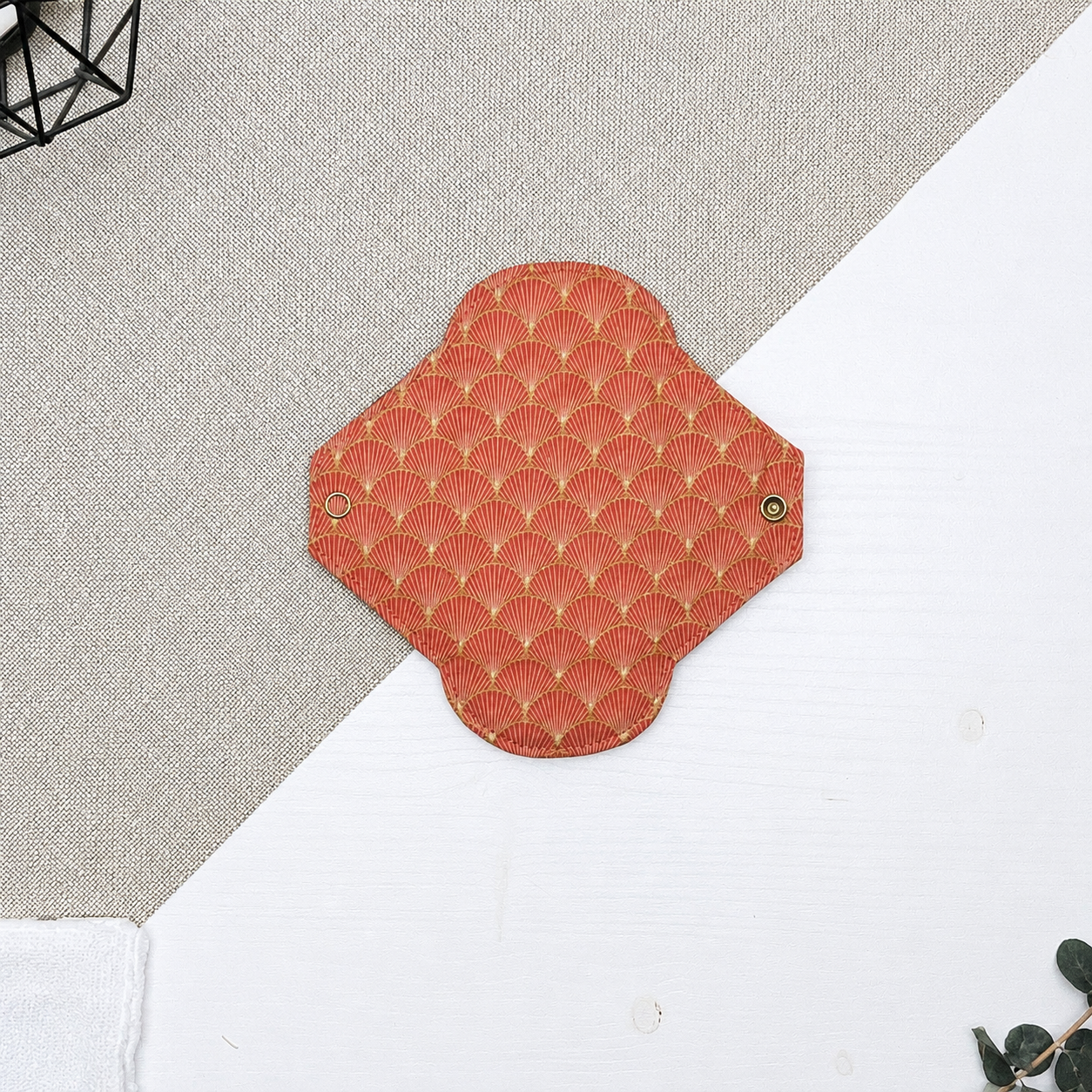 Serviette hygiénique lavable flux léger à motif Art déco corail et doré, protection périodique réutilisable idéale pour le début ou la fin des règles ainsi que les flux légers.