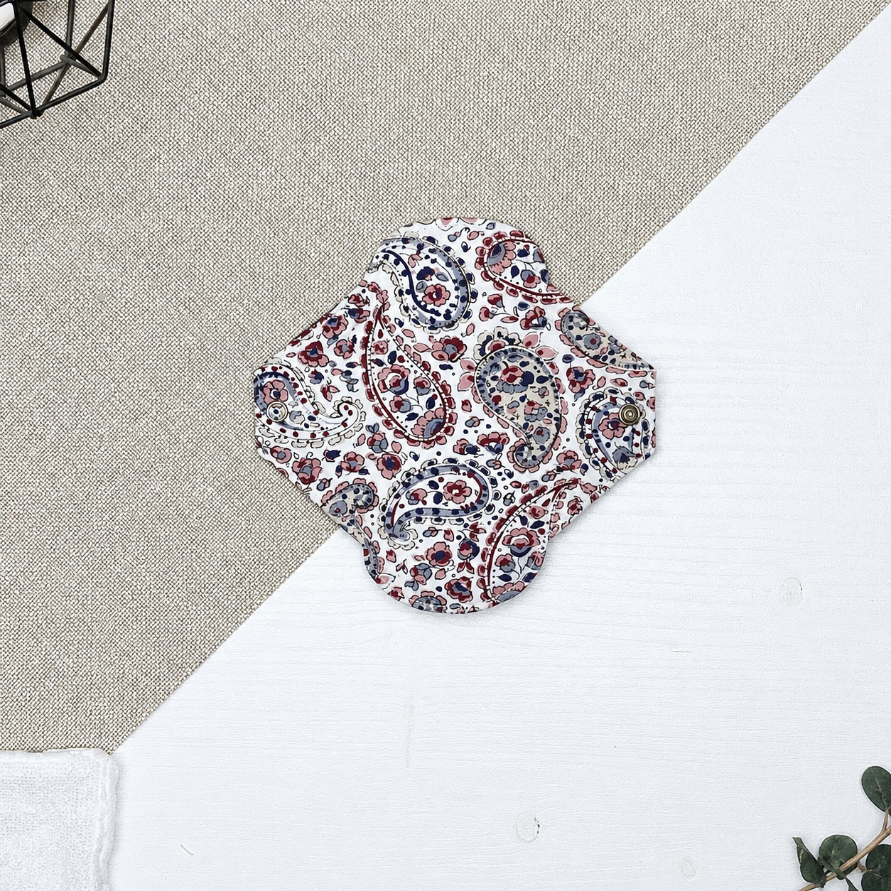 Serviette hygiénique lavable flux léger à motif cachemire bleu, rouge et beige, protection périodique réutilisable idéale pour le début ou la fin des règles ainsi que les flux légers.