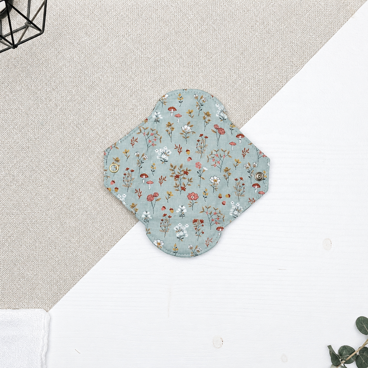 Serviette hygiénique lavable flux léger à motif fleurs sauvages et feuillages automnaux sur fond bleu grisé, protection périodique réutilisable idéale pour le début ou la fin des règles et les flux légers.