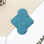 Serviette hygiénique lavable flux modéré à motif Art déco bleu et doré, protection périodique réutilisable, confortable et écologique pour le quotidien.
