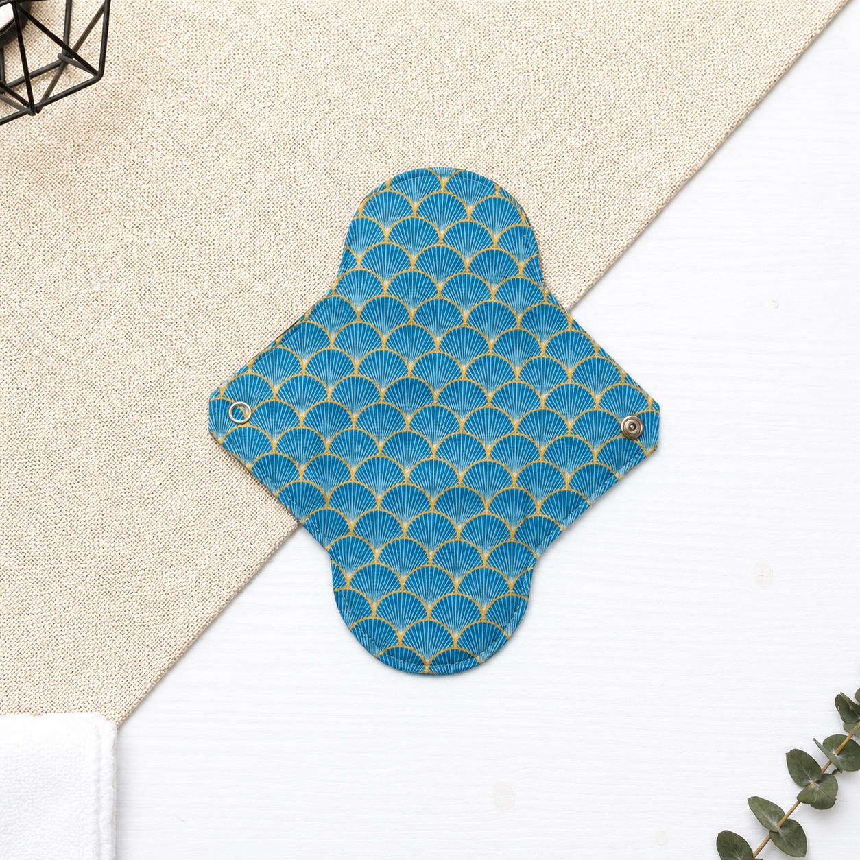 Serviette hygiénique lavable flux modéré à motif Art déco bleu et doré, protection périodique réutilisable, confortable et écologique pour le quotidien.