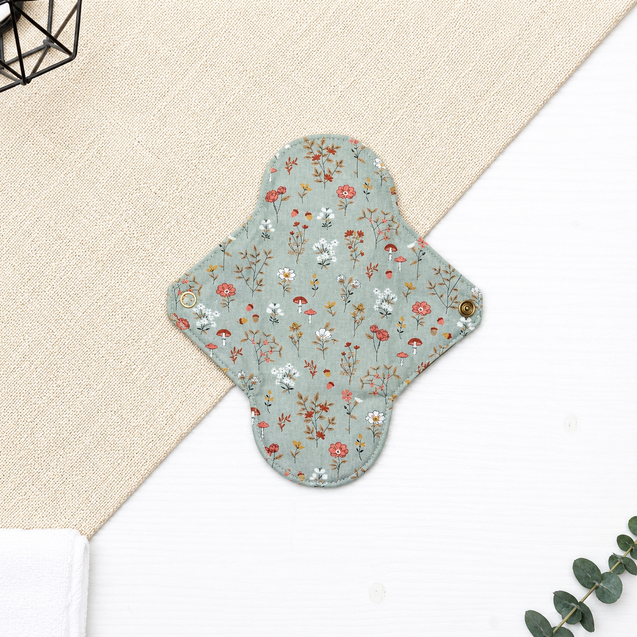 Serviette hygiénique lavable flux modéré à motif fleurs sauvages, feuillages et champignons sur fond bleu grisé, protection périodique réutilisable idéale pour le début ou la fin des règles et les flux modérés.