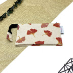 Trousse de toilette artisanale fermée en tissu avec motif feuilles de ginkgo et double compartiment imperméable.