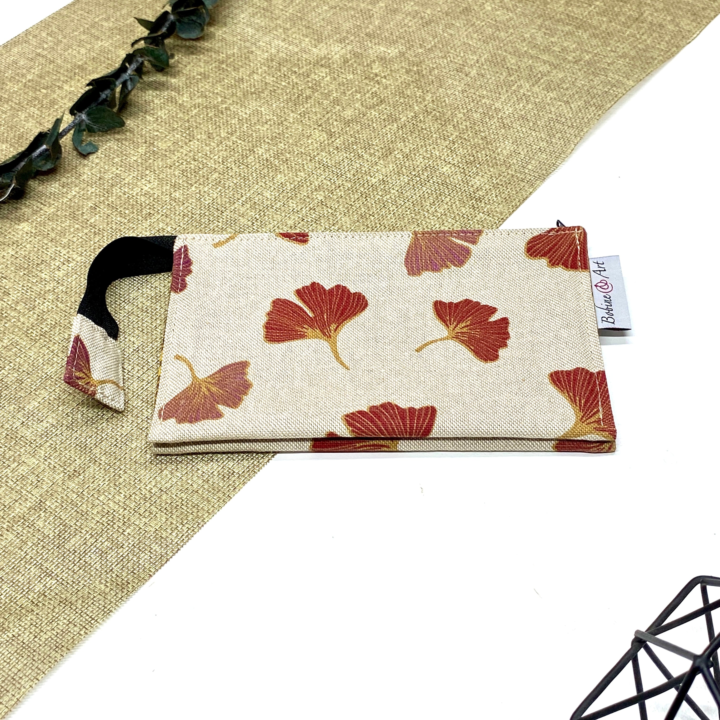 Trousse de toilette artisanale fermée en tissu avec motif feuilles de ginkgo et double compartiment imperméable.