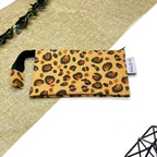 Trousse de toilette artisanale fermée en tissu avec motif léopard et double compartiment imperméable.