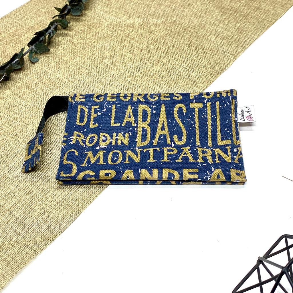 Trousse de toilette artisanale fermée en tissu avec motif Paris vintage typographique et double compartiment imperméable.
