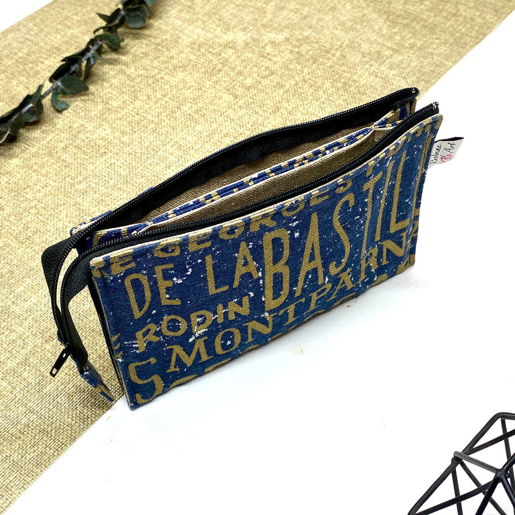 Trousse de toilette artisanale ouverte en tissu avec motif Paris vintage typographique, double compartiment et intérieur imperméable.