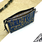 Trousse de toilette artisanale ouverte en tissu avec motif Paris vintage typographique, double compartiment et intérieur imperméable.