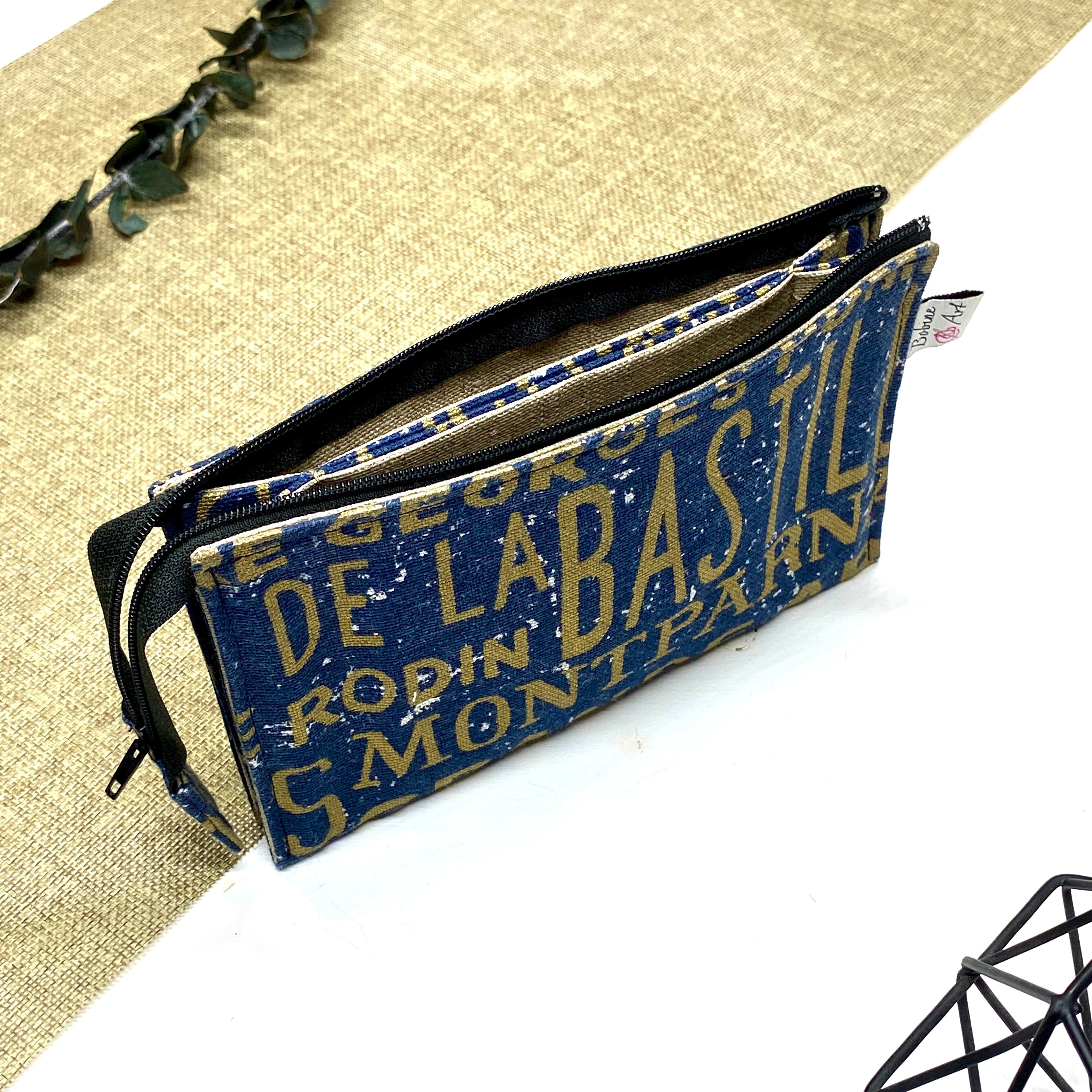 Trousse de toilette artisanale ouverte en tissu avec motif Paris vintage typographique, double compartiment et intérieur imperméable.