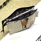 Trousse de toilette artisanale ouverte en tissu avec motif oiseaux et fleurs, double compartiment et intérieur imperméable.
