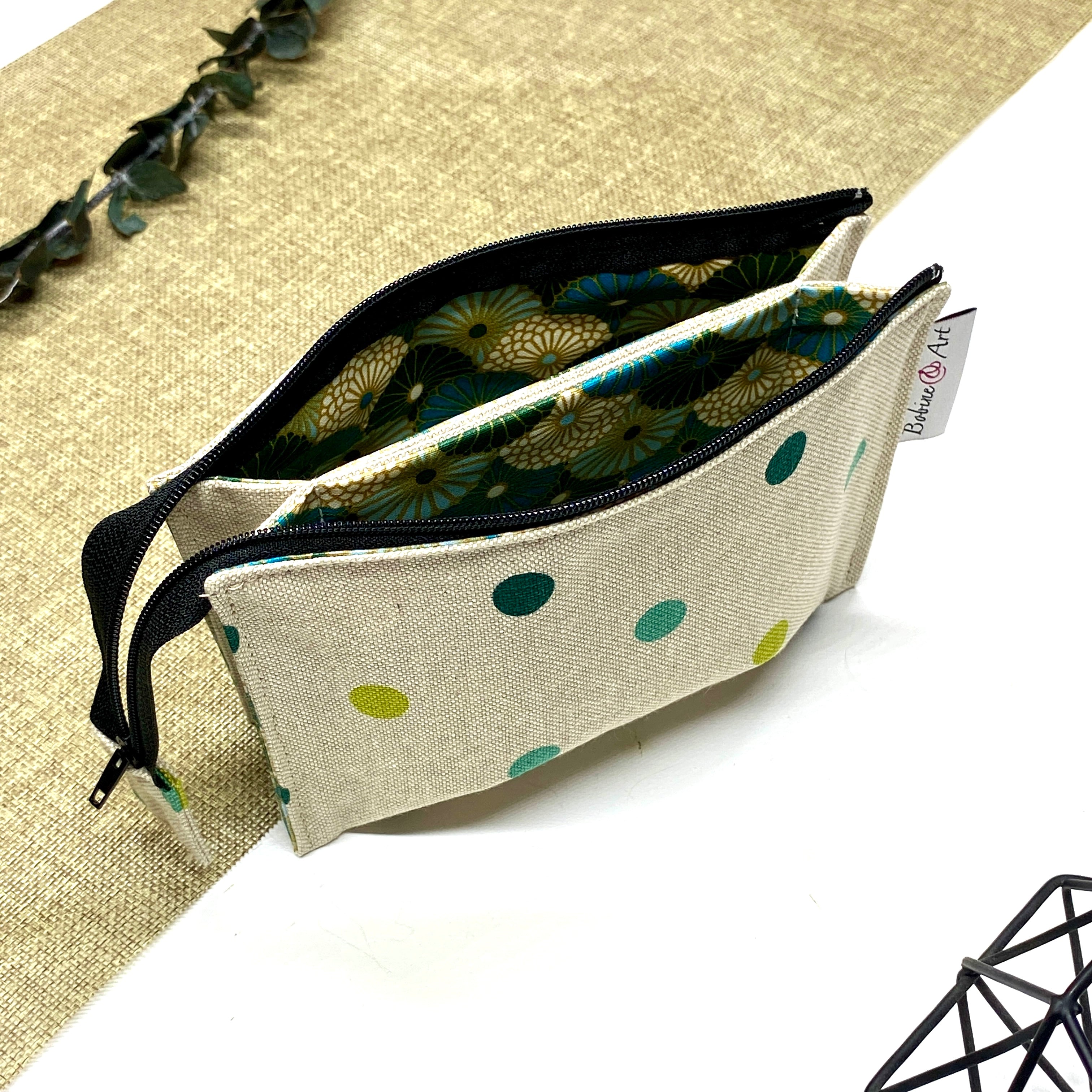 Trousse de toilette artisanale en tissu avec double compartiment imperméable et motif pois verts.